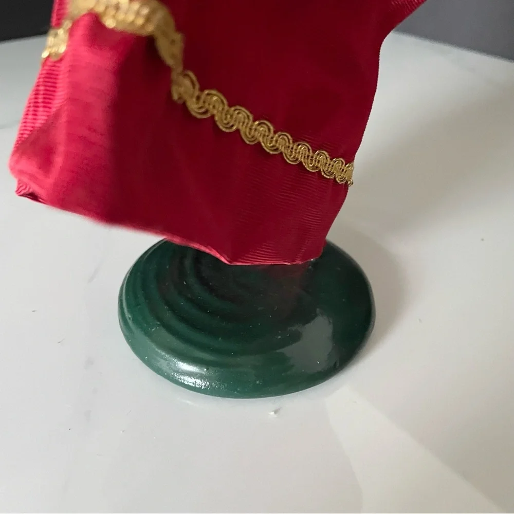 Holiday Shopper Woman with Big Hat - Crabtree & Evelyn Caroler - Byer's Choice